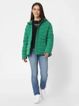 Campera puffer verde con capucha y cierre frontal con cremallera.