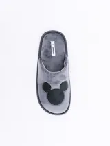 Pantuflas grises de felpa con diseño de Mickey Mouse en negro.