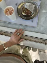 Brazalete rígido abierto de bronce con textura irregular.