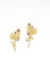 Par de caravanas doradas con forma de mariposa, detalles de piedras amatista y cristal colgante.
