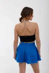Short de jean azul francia con corte evasé y ruedo desflecado.