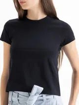 Remera blanca de punto liso elastizada, con escote redondo a la base y mangas cortas. Tiene el logo JCH bordado en la espalda y un fit ajustado al cuerpo.