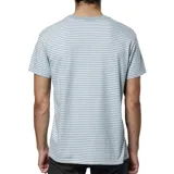 Remera celeste a rayas horizontales blancas, de corte recto y manga corta, con bolsillo en el pecho.