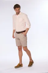 Bermuda color beige, de corte clásico, confeccionada en algodón y spandex.