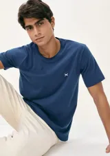 Camiseta básica color verde con cuello redondo y manga corta.