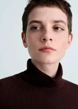 Jersey marrón de punto de canalé con cuello alto, tejido mezcla de lana y corte slim fit.