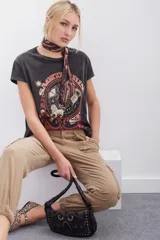Remera negra de algodón con estampa esotérica en el frente con detalles en foil y tinta a contratono.