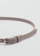 Cinturón fino color gris con hebilla metálica plateada.