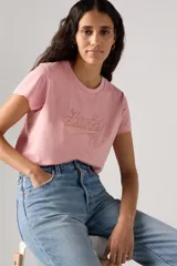 Remera rosa de algodón con cuello redondo y mangas cortas. Estampado frontal con el logo de Levi's y el número 73 en color bordó.