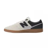 Championes New Balance NM508RDO color crema con detalles en negro y suela marrón.