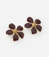 Caravanas de metal con forma de flor en color bordó y centro dorado texturizado. Presentan un diseño de tamaño mediano con pétalos esmaltados y detalles en baño de oro claro.