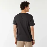 Remera gris oscuro de manga corta con estampa rectangular con imagen de playa al atardecer y texto "True Paradise Hawaii".