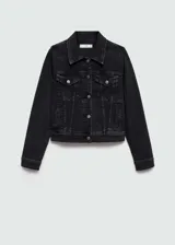 Chaqueta de jean negra con cuello clásico, cierre frontal con botones metálicos, dos bolsillos con solapa abotonada en el pecho y dos bolsillos laterales.