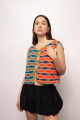 Chaleco tejido a mano en crochet con hilado 100% algodón, con diseño de ondas horizontales en colores naranja, azul y verde.