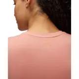 Remera deportiva color salmón, de corte ajustado, manga corta y cuello redondo.