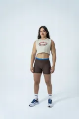 Musculosa color beige con estampado frontal del logo de World Gym en rojo y azul.