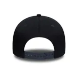 Gorro New Era 9Forty negro con logo del equipo de béisbol Arizona Diamondbacks bordado en el frente en color rojo y beige. Presenta el logo de New Era bordado en el lateral izquierdo y visera curva con interior verde. Ajustable en la parte trasera.