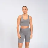 Top deportivo sin costuras, color gris, diseñado para brindar comodidad y soporte.