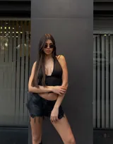 Short de jean negro con terminaciones desflecadas.