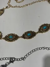 Cinto metálico con eslabones y apliques ovalados con turquesas.