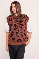 Chaleco oversize con estampado de leopardo, confeccionado en lana de cordero y nylon, ideal para climas fríos.