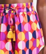 Short de playa con cintura elástica y lazo decorativo. Estampado de lunares grandes en tonos rosa, naranja, amarillo, blanco y violeta.