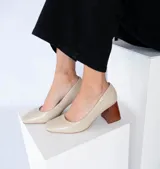 Stilettos color arena con efecto texturizado, punta cuadrada y tacón bloque de madera.