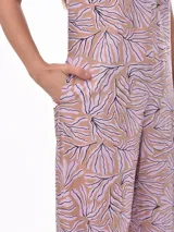 Mono largo de mujer con estampado de hojas en tonos beige, blanco y negro, con escote en V y mangas cortas.
