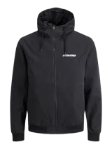 Chaqueta negra ligera con capucha, cierre frontal con cremallera y logo Jack & Jones estampado en el pecho.