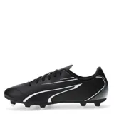 Championes de fútbol Puma modelo Vitoria FG para hombre, diseñados para césped natural firme. Presentan una capellada de material sintético imitación cuero en color negro con el icónico Formstrip de Puma en blanco en los laterales. Poseen cierre de cordones y suela con tapones de goma para una tracción óptima.