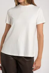 Remera negra de viscosa con elastano, corte ajustado y mangas cortas.