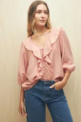 Blusa negra con mangas 3/4 y escote en V con volados.
