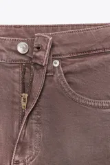 Pantalón de jean color marrón, de tiro alto y corte cropped flare.