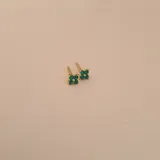 Caravanas miniatura en forma de flor, elaboradas en plata 925 con baño de oro de 14k y circonitas de color verde.
