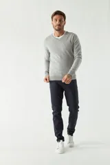 Sweater gris de algodón con escote en V, manga larga y logo bordado en el pecho. Corte regular.