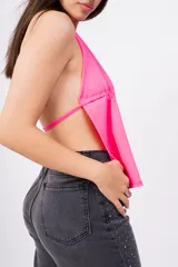 Top negro con escote halter y espalda descubierta.