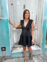 Vestido corto lila con escote en V, volados en los hombros y falda con dos niveles de volados.