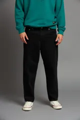 Pantalón de jean negro de corte recto.