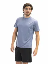 Remera deportiva negra de manga corta y cuello redondo, con tejido funcional y transpirable. Presenta un pequeño logo blanco en el pecho y un detalle gráfico en la manga izquierda.