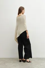 Capa beige de tejido de punto acanalado, con diseño irregular y cuello bote.