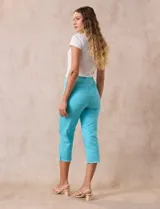 Pantalón capri blanco de tencel elastizado, marca Ruby Rd. Tiene pretina ancha elastizada, bolsillos simulados delanteros, bolsillos aplicados traseros, corte recto y terminación de ruedo desflecado.