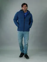 Campera acolchada azul con capucha, cierre frontal con cremallera y bolsillos laterales con cremallera. Diseño ligero y funcional. Marca Calvin Klein.