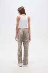 Pantalón de algodón con estampado de leopardo en tonos grises y beige. Diseño recto con cintura elástica ajustable con cordón beige y franja lateral lisa en color beige.