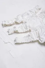 Pack de tres vedetinas de algodón color crema, con terminaciones fruncidas y ajuste cómodo.
