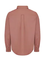 Camisa celeste de manga larga con cuello camisero, cierre con botones de madera y bolsillo en el pecho.