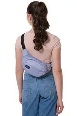 Riñonera JanSport Fifth Avenue con estampado de camuflaje en tonos verde, marrón y beige. Cuenta con dos compartimentos con cierre y correa ajustable con hebilla.