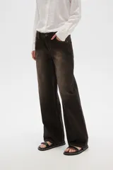Pantalón de jean marrón con efecto desgastado, corte ancho y tiro bajo.