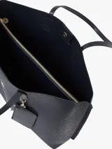 Bolso tipo tote Tommy Hilfiger color azul marino con diseño de monograma TH en relieve. Incluye monedero extraíble con cremallera y cierre magnético. Tiene doble asa superior, dos compartimentos principales y un compartimento interior con cremallera.