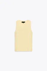 Chaleco amarillo de punto con cuello redondo y sisa.