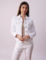 Campera de jean blanca, marca Baccini, con cuello solapa, bolsillos delanteros, abertura central con botones metálicos y terminación desflecada en el ruedo.